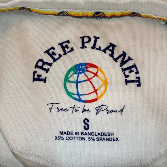 Free Planet Rainbow Print Crew Neck T-Shirt - Picture 6 of 6